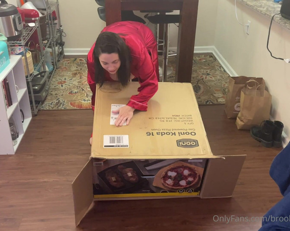 Brooklynspringvalley - (Brooklyn Springvalley) - OMG I GOT A PIZZA OVEN!!! Unboxing video