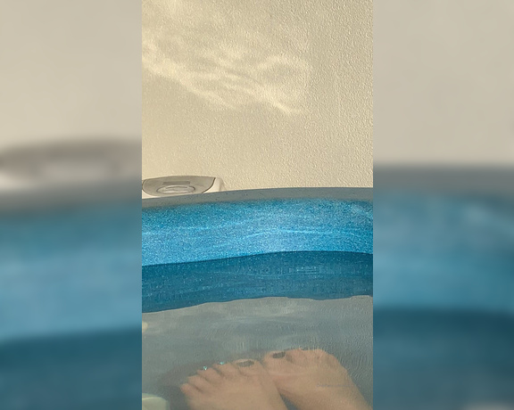 Ozzy_suzy - (Ozzy Suzy) - Who wants to suck and worship these toes