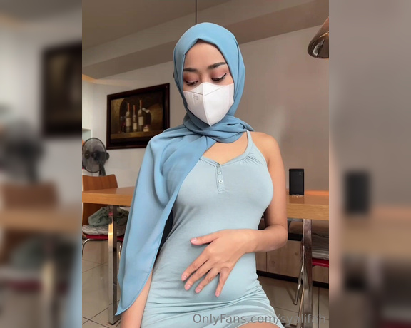 Syalifah - Naughty nipple is hiding