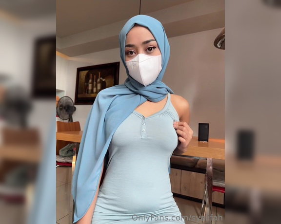 Syalifah - Naughty nipple is hiding