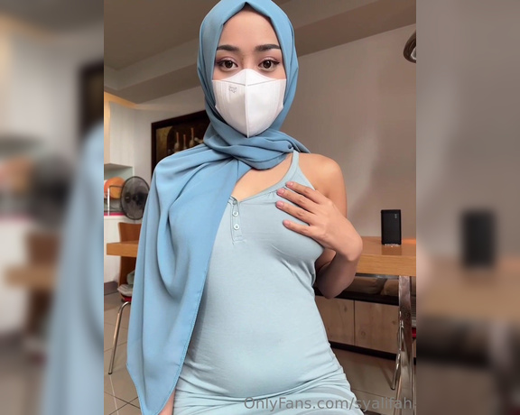 Syalifah - Naughty nipple is hiding