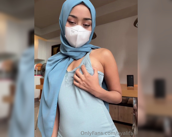 Syalifah - Naughty nipple is hiding