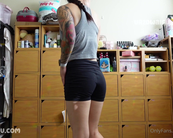 Ur2dwaifu - Sweaty Stripping 307 After my sweaty workout I strip for you before my shower! Isnt my body look