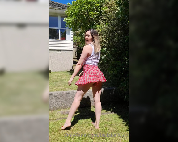 Layla Kelly AKA Laylakellyvip - The hubby was washing my car so obviously I needed to visit him in a slutty outfit and ask him to