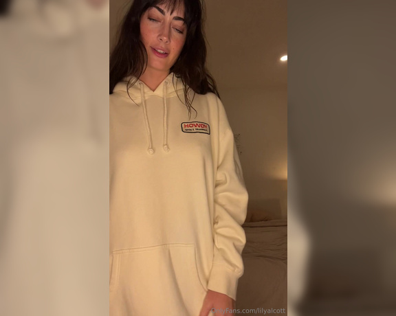 Lily Alcott AKA Lilyalcott - It’s a comfy cozy kinda night. Swipe to the end for a lil video! 9