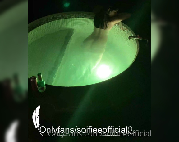 SoifieeOfficial -  No bikini, and very hot, in the jacuzzi, in the moonlight,  Solo