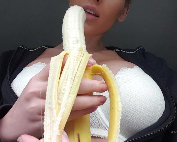 Anastasia Steele AKA Anastasiaxxx89 - (12318769) Okay so this banana was absolutely huge & I just count resist