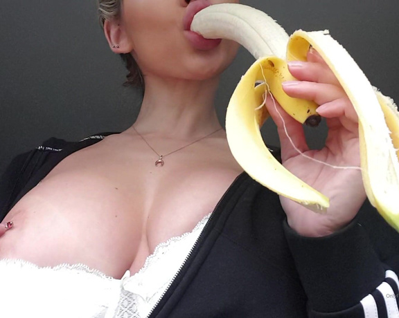 Anastasia Steele AKA Anastasiaxxx89 - (12318769) Okay so this banana was absolutely huge & I just count resist