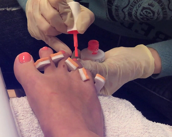 Hayleex - FEET VIDEO  Getting my toenails polished at the salon