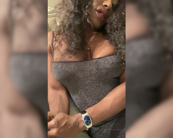 Kelli Provocateur aka Kelliprovocateur - Seducing you with my sexy pec bounce and biceps !!