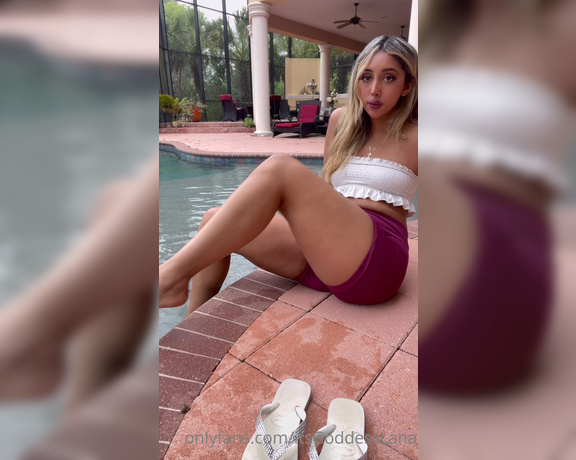 Goddess Lana aka Itsgoddesslana - Come play with my toes and wet soles before i go swim