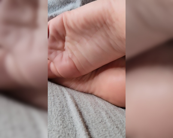 Thetinyfeettreat - A sleepy little soles and pussy view!