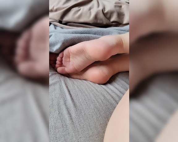 Thetinyfeettreat - A sleepy little soles and pussy view!
