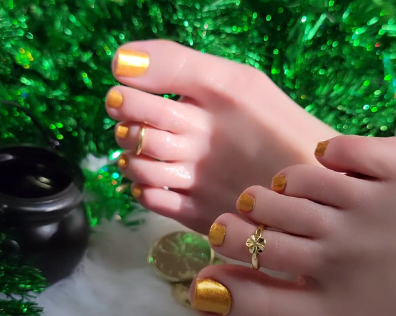 Thetinyfeettreat - Lucky Toe Fetish JOI  Time to focus on my tiny toes, my pretty little golden pedicure, and delicate