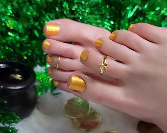 Thetinyfeettreat - Lucky Toe Fetish JOI  Time to focus on my tiny toes, my pretty little golden pedicure, and delicate