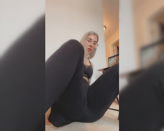 Jen Brett aka Therealjenbretty - Post workout masturbating feels so good. Whenever I take out my camera to film myself doing this