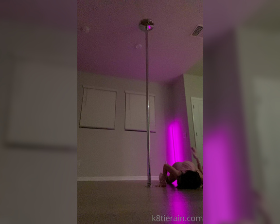 Katie Rain aka K8tierain - Topless pole flow!