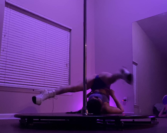 Katie Rain aka K8tierain - Was trying to figure out that leg hook fall thing, it is getting cuter