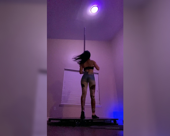 Katie Rain aka K8tierain - Nothing crazy, just did a little pole conditioning while I was camming last night