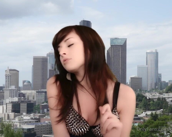 Ellie Idol Femdom aka Ellieidolfemdom - GIANTESS IN THE CITY 720P Ive just eaten most of the people in the city! Still hungry and wanting