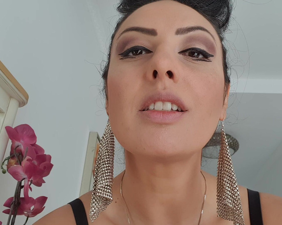 Ezada Sinn aka Ezada - #TaskOfTheDay This is your daily teaser. Focus on My red lips only. #GoddessWorshipSunday