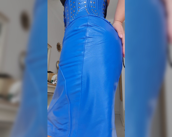 Ezada Sinn aka Ezada - Look at My new blue leather skirt and corset. Thank you, @cliftonsuk for the superb gift.