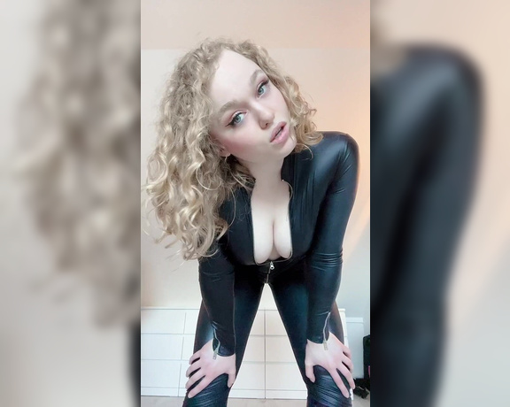 Sarah Calanthe aka sarahcalanthe Showing off  giving you jerk off instructions in my shiny catsuit