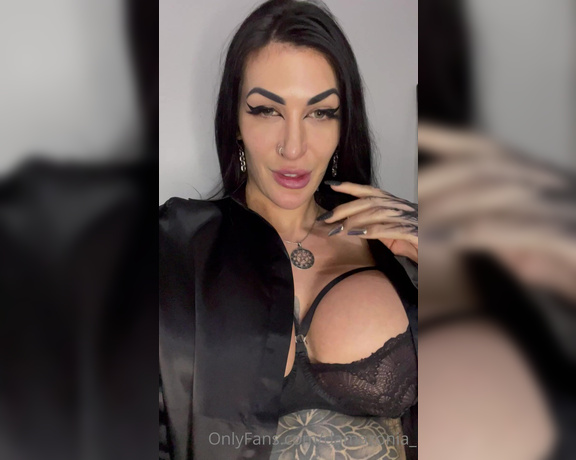 Mistress Damazonia aka Damazonia_ - Doing a dick rating night. Come on…… show me your dick, along with a 20$ tribute and I’ll send you