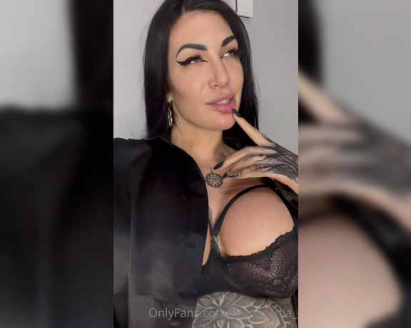 Mistress Damazonia aka Damazonia_ - Doing a dick rating night. Come on…… show me your dick, along with a 20$ tribute and I’ll send you