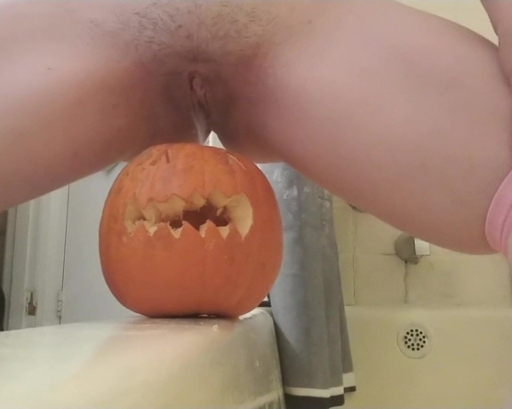 LilRedVelvet - Peeing in a pumpkin