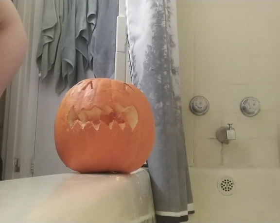 LilRedVelvet - Peeing in a pumpkin