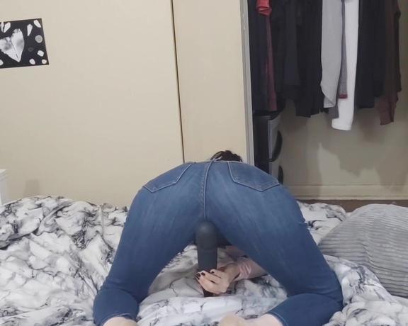 LilRedVelvet - cumming in my skinny jeans