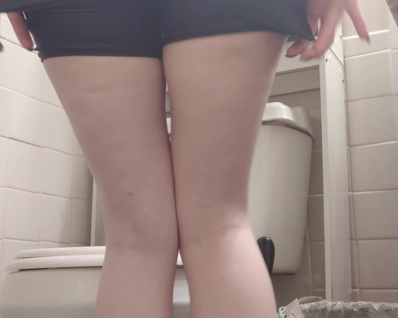 LilRedVelvet - cumming on the toilet