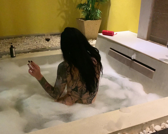 Mistress Damazonia aka Damazonia_ - You know I enjoy a large and beautiful jacuzzi. Mixed with great tunes and a spliff and I’m overjoye