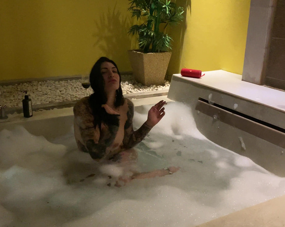 Mistress Damazonia aka Damazonia_ - You know I enjoy a large and beautiful jacuzzi. Mixed with great tunes and a spliff and I’m overjoye