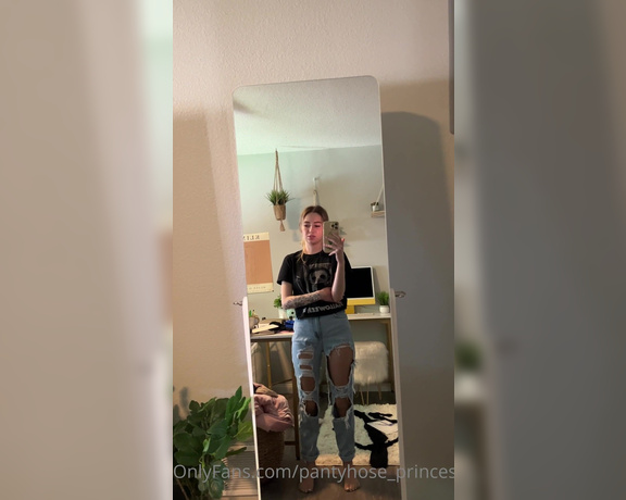 Pantyhosegirl99 aka Pantyhose_princess99 - Outfit of the day video! Happy Sunday babes