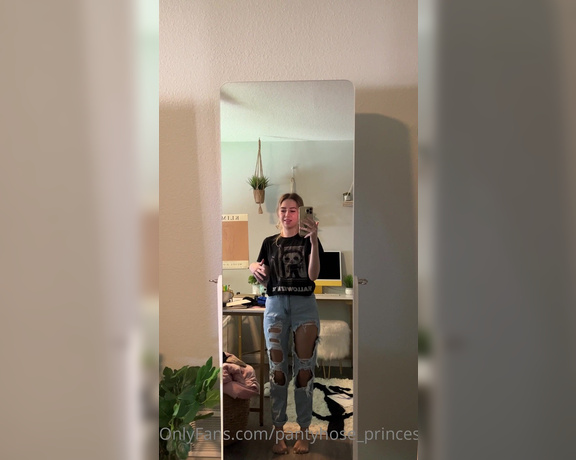 Pantyhosegirl99 aka Pantyhose_princess99 - Outfit of the day video! Happy Sunday babes