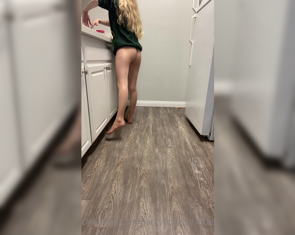 Pantyhosegirl99 aka Pantyhose_princess99 - Me cleaning your kitchen while you relax and watch me