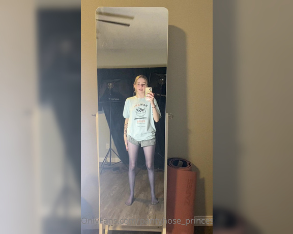 Pantyhosegirl99 aka Pantyhose_princess99 - Comfy outfit for tonight! Wearing some gorgeous Indigo CDR’s and feeling cute