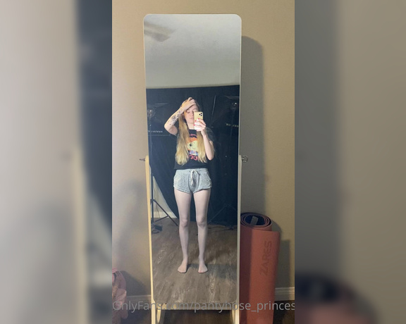 Pantyhosegirl99 aka Pantyhose_princess99 - Outfit of the day video! Today hasn’t been the most exciting Friday but honestly I was just in the