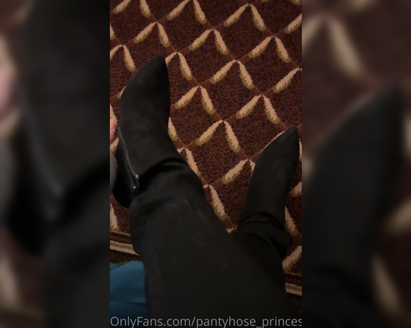 Pantyhosegirl99 aka Pantyhose_princess99 - This hotel is amazing I’m enjoying sitting by the fire & resting my tired feet. Forgot how tiring