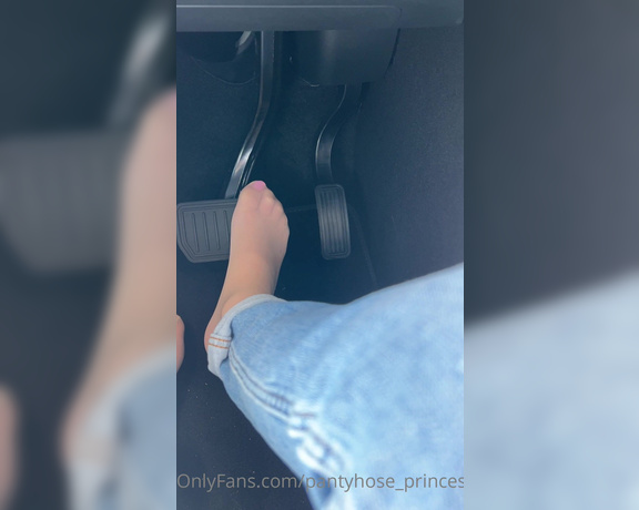 Pantyhosegirl99 aka Pantyhose_princess99 - A little barefoot driving moment