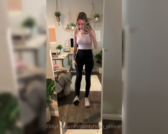 Pantyhosegirl99 aka Pantyhose_princess99 - Had to show off my comfy outfit