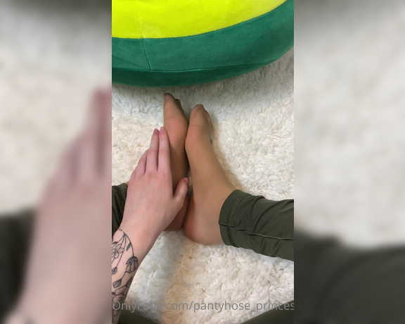 Pantyhosegirl99 aka Pantyhose_princess99 - POV you’re sittinglaying in front of me and I’m rubbing my pantyhose feet on your chest and face