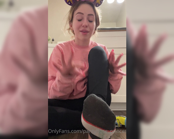 Pantyhosegirl99 aka Pantyhose_princess99 - This is the sweatiest & smelliest my soles have ever been. I had these pantyhose on with socks over