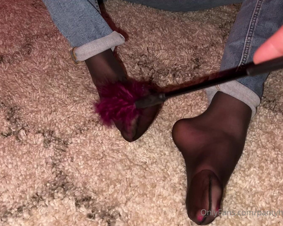 Pantyhosegirl99 aka Pantyhose_princess99 - Some feather play