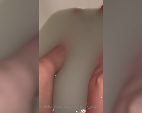 Pantyhosegirl99 aka Pantyhose_princess99 - Oatmeal & oat milk bath Feels really really good but definitely looks interesting