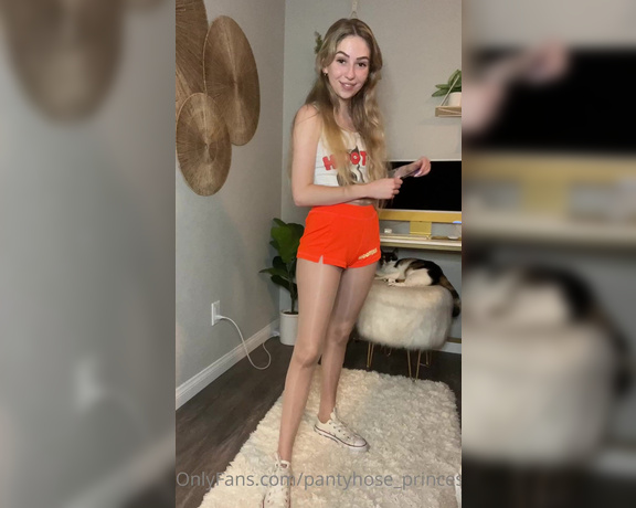 Pantyhosegirl99 aka Pantyhose_princess99 - 22 minute hooters roleplay Haven’t done a good hooties roleplay in awhile so it was much needed