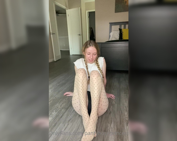 Pantyhosegirl99 aka Pantyhose_princess99 - I think you’ll all enjoy this video