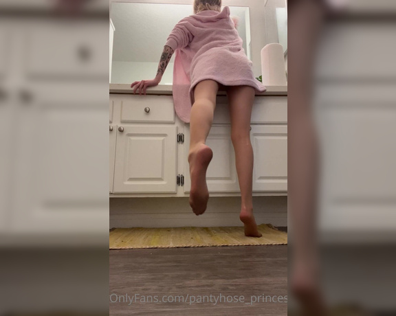 Pantyhosegirl99 aka Pantyhose_princess99 - Doing a good deep cleaning this morningafternoon Clean home=happy home